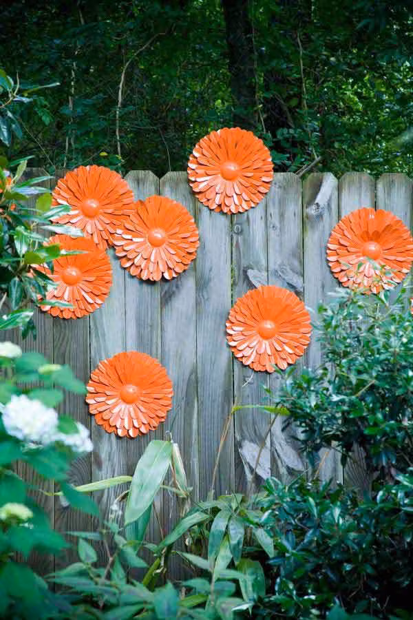 Hàng rào nổi bật với những bông hoa tự chế đáng yêu.