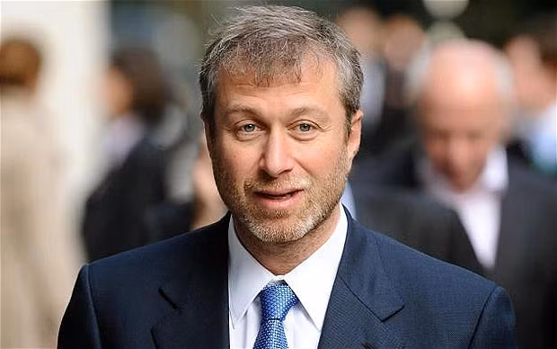 Doanh nhân Roman Arkadievich Abramovich (sinh ngày 24/10/1966) là một tỷ phú dầu mỏ người Nga gốc Do Thái và là Thống đốc khu tự trị Chukotka. Abramovich là một trong những người giàu nhất thế giới với 5 biệt thự, 8 du thuyền và sở hữu đội bóng đá.