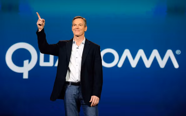 Paul E. Jacobs, sinh ngày 30/10/1962 tại California, Mỹ, là giám đốc điều hành (CEO) hiện tại của Qualcomm. Qualcomm hiện nay là nhà sản xuất hàng đầu trong lĩnh vực vi xử lý cho các sản phẩm di động.