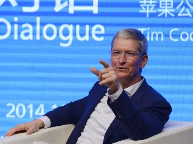 Cũng giống như tỷ phú Bill Gates, sự thành công của Tim Cook (sinh ngày 1/11/1960) cũng được nhiều người biết đến. Tim Cook - CEO của Apple sở hữu tổng giá trị tài sản 8 triệu USD. Tháng 3 vừa qua, tỷ phú có tấm lòng nhân ái này cho biết, ông sẽ sử dụng toàn bộ tài sản của mình để làm từ thiện.