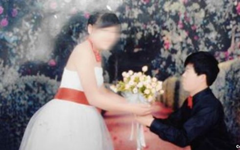Cô dâu Việt 14 tuổi và người chồng Trung Quốc. (ảnh: VOA).