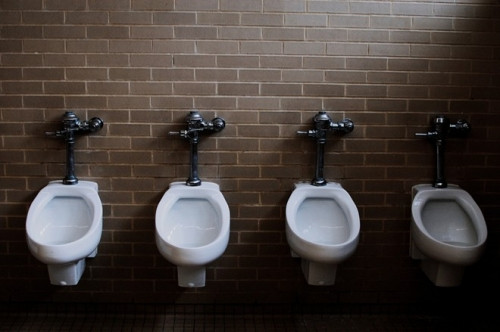 3. Nếu không xả nước ở nhà vệ sinh công cộng, thì theo luật của người Singapore, bạn có thể sẽ bị phạt tới 1.000 USD (tương đương 21 triệu đồng).