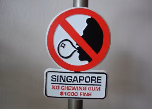 4. Singapore nổi tiếng là một trong những đất nước sạch nhất thế giới. Để đảm bảo đường phố sạch đẹp, từ năm 1992 chính phủ Singapore đã cấm người dân nhai kẹo cao su khi đi trên đường. Người dân Singapore và du khách cũng không được phép ăn uống khi di chuyển trên phương tiện công cộng. Bất cứ ai bị phát hiện buôn bán trái phép kẹo cao su sẽ bị phạt 1 năm tù và 10.000 đô la Singapore (tương ứng với khoảng 5.500 USD).