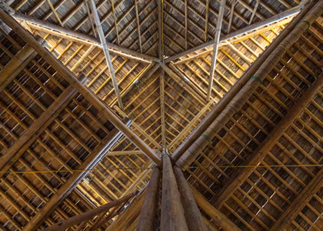 Không gian nhà tre rộng 44 m2 đầy đủ công năng cần thiết cho một gia đình nhỏ, gồm phòng khách, bếp, khu vệ sinh, giặt phơi, phòng học, không gian thờ tự và nơi ngủ.