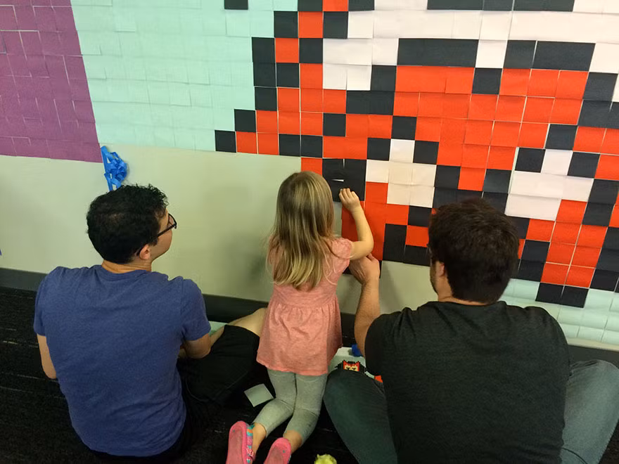 Các nhân viên đã mất vài tháng để hoàn thành công việc trang trí văn phòng bằng vật liệu cực kỳ độc lạ này.