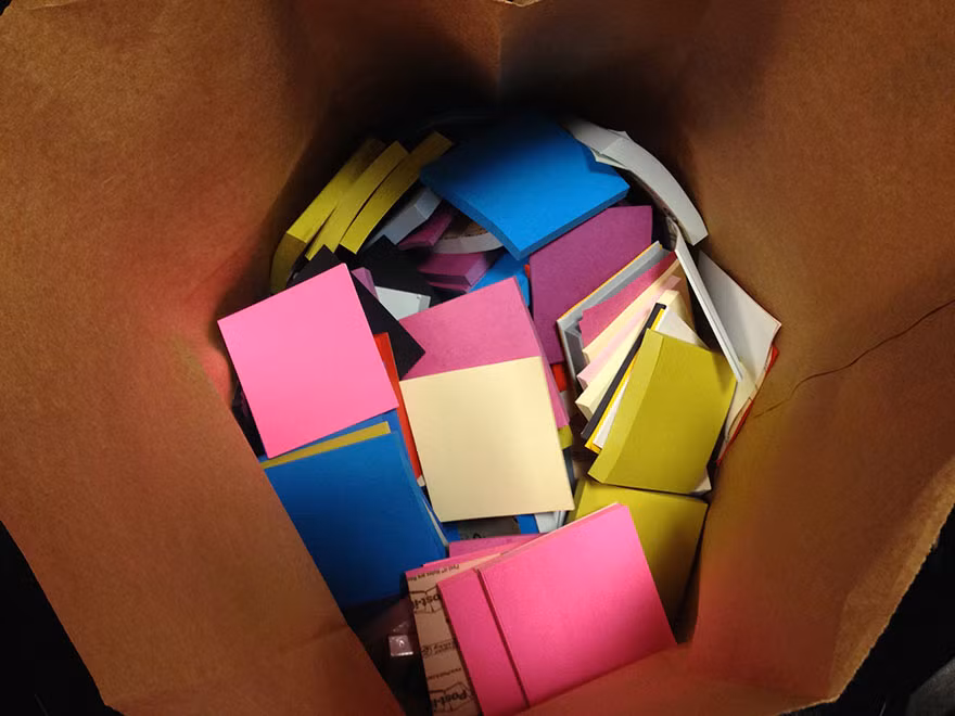 Cuối cùng, anh quyết định mua 9.000 miếng giấy nhớ đủ các màu sắc để trang trí văn phòng.