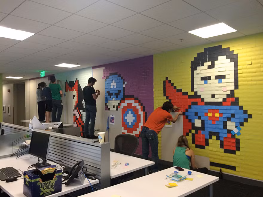 Với sự hỗ trợ từ lãnh đạo công ty, Ben đã có được số tiền 300 USD (tương đương hơn 6 triệu đồng) để mua vật liệu trang trí văn phòng.