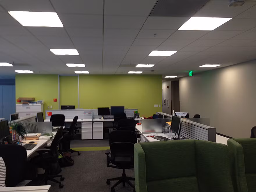 Ben Brucker, một nhà thiết kế tại công ty The Shop ở San Francisco (Mỹ), đã cùng với các đồng nghiệp trang trí văn phòng nhàm chán, đơn điệu thành nơi làm việc lý tưởng.