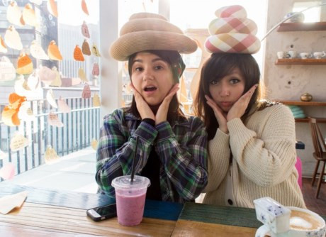 Khách hàng của cafe phân tranh thủ pose ảnh tự sướng với những biểu cảm quái dị Dù có ý tưởng khá “kinh dị” nhưng trên thực tế, Poop Café vẫn thu hút rất nhiều người đến thưởng thức, chủ yếu là giới trẻ cũng như khách du lịch.