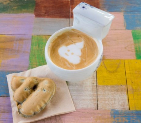 Ngoài đồ ăn và chủ đề độc đáo, quán cà phê này được nhiều thực khách đánh giá là có nội thất, trang trí bình thường, không nổi bật.