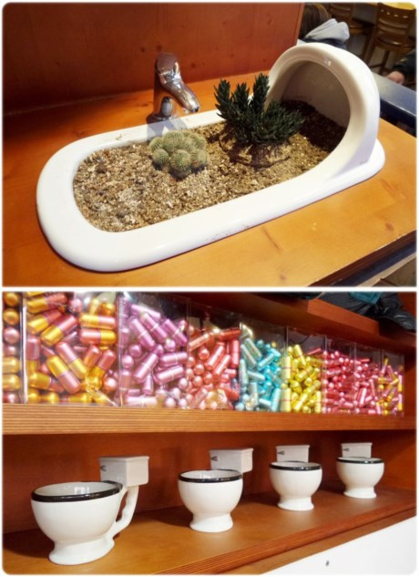 Cốc, đĩa được thiết kế hình bồn cầu hoặc các vật dụng liên quan tới nhà vệ sinh.