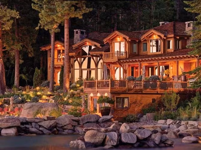 Biệt thự rộng hơn 1.000 m2 ở Snug Harbor chỉ là một trong 3 lô biệt thự mà Ellison sở hữu tại hồ Tahoe mà ông mua với giá 20,35 triệu USD hồi tháng 7/2014. Ông cũng tiết lộ về việc đang xây dựng một ngôi nhà gấp 3 lần kích thước nơi này với không gian sống rộng lớn, một hòn đảo nhân tạo, thác nước và một sân tennis.