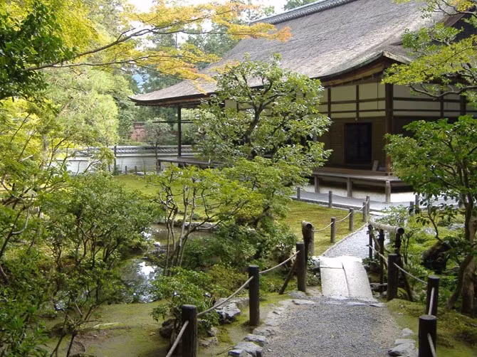 Tỷ phú Larry Ellison cũng sở hữu một biệt thự nhà vườn mang đậm chất truyền thống ở Kyoto, Nhật Bản. Theo nhiều thông tin, biệt thự này có giá lên tới 86 triệu USD dù Ellison không hề công bố số tiền mình phải trả.