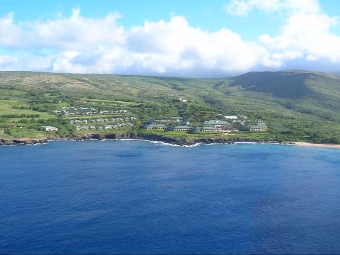 Vào tháng 2/2014, Ellison cũng mua 21 ngôi nhà riêng gần Four Seasons Resorts Lanai trên vịnh Manele (Mỹ) với mức giá trên 41 triệu USD.