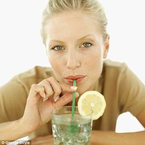 Điều này giúp cơ thể loại bỏ được các chất lỏng và muối thừa một cách nhanh chóng nhưng cũng khiến bạn bị mất nhiều nước hơn. Chính vì vậy nếu bắt đầu cảm thấy mất nước sau khi uống nước chanh quá đậm đặc hay uống quá nhiều thì nên cắt giảm lượng nước cốt chanh dùng để pha nước chanh.