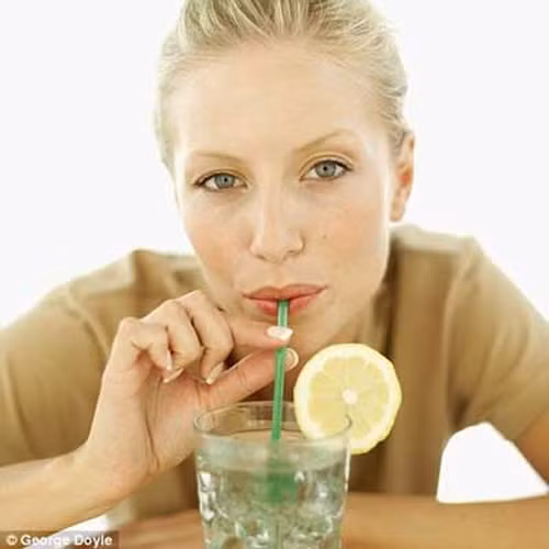 Điều này giúp cơ thể loại bỏ được các chất lỏng và muối thừa một cách nhanh chóng nhưng cũng khiến bạn bị mất nhiều nước hơn. Chính vì vậy nếu bắt đầu cảm thấy mất nước sau khi uống nước chanh quá đậm đặc hay uống quá nhiều thì nên cắt giảm lượng nước cốt chanh dùng để pha nước chanh.