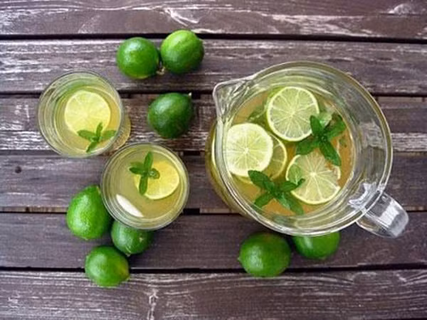  Lưu ý không pha chế rượu với nước chanh cho dù với mục đích gì khi chưa có xác nhận của bác sĩ. Nếu bạn bị tác dụng phụ khi uống ước chanh như dị ứng, nổi mẩn đỏ hãy dừng uống nước chanh và tham khảo ý kiến của bác sĩ.