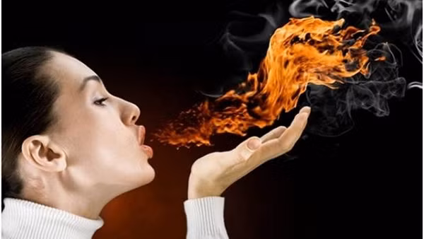  Uống quá nhiều nước chanh có thể kích thích chứng ợ nóng hoặc làm cho tình trạng này tồi tệ hơn nếu bạn đang bị ợ nóng. Triệu chứng ợ nóng xảy ra khi cơ vòng thực quản, nằm giữa thực quản và dạ dày hoạt động không có hiệu quả làm cho axit từ dạ dày đẩy ngược lên thực quản và gây ra chứng ợ nóng.