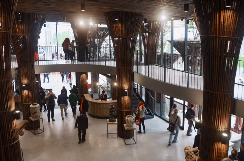 Nhóm kiến trúc sư công ty Võ Trọng Nghĩa đã đưa ra giải pháp độc đáo là trồng cây xanh ngay trên mái nhà các công trình.