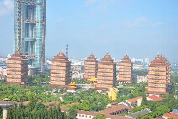 Ngôi làng có nhiều trung tâm mua sắm được xây dựng giống như những ngôi đền chùa.