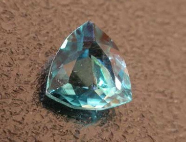 7. Grandidierite - 50.000 USD/carat: Khoáng chất quý hiếm màu lục phớt lam này được tìm thấy chủ yếu ở bán đảo Madagascar và được đặt theo tên của nhà thám hiểm, sử học gia tự nhiên người Pháp - Alfred Grandidier. Với chỉ khoảng vài trăm viên đá còn tồn tại, giá của Grandidierite lên đến trên 50.000 USD/carat.