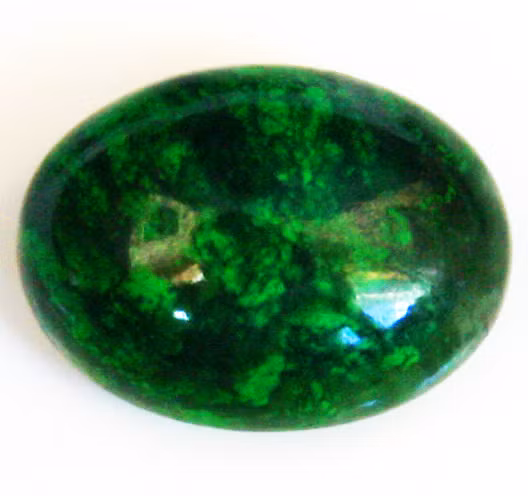 1. Ngọc bích Jadeite, giá 2,5 triệu USD/carat: Do tính chất đổi màu từ lam sang đỏ và ngược lại nên ngọc bích Jadeite còn có tên là “Phỉ thúy”. Loại đá quý đắt nhất thế giới này có nguồn gốc chủ yếu ở Madagascar và còn được tìm thấy ở Mexico hay tiểu bang California (Mỹ). Năm 1997, mức giá kỷ lục cho món đồ trang sức gồm 25 viên ngọc Jadeite đường kính 0,5mm được bán với giá 9,3 triệu USD.