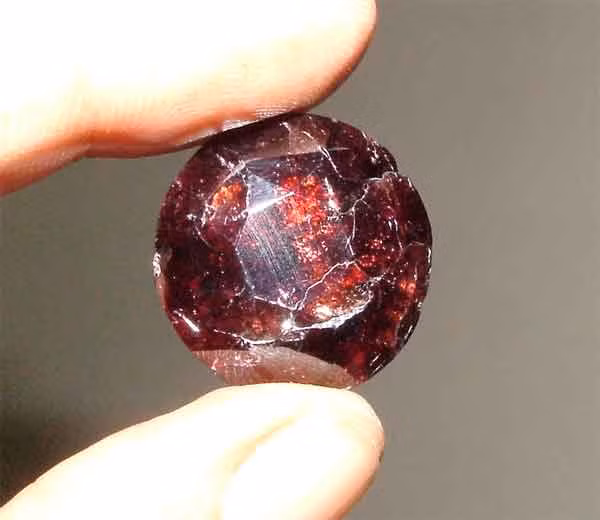 6. Đá Painite - 60.000 USD/carat: Được phát hiện lần đầu tiên bởi nhà khoáng vật học người Anh Arthur C.D. Pain vào thập niên 50 ở Myanmar, trong nhiều năm, Painite luôn là đứng đầu bảng danh sách đá quý hiếm nhất thế giới với chỉ hai mẫu đá được tìm thấy. Cho đến năm 2005, các nhà khoa học vẫn chỉ tìm thấy được 25 mẫu đá Painite trên hành tinh. Bởi vậy, sách kỷ lục Guinness đã công nhận Painite là loại khoáng sản quý hiếm nhất trên thế giới vào năm 2005.