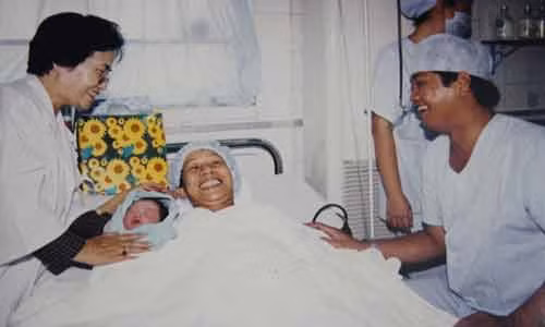 Nhung em be ong nghiem dàu tien ỏ VN gio ra sao