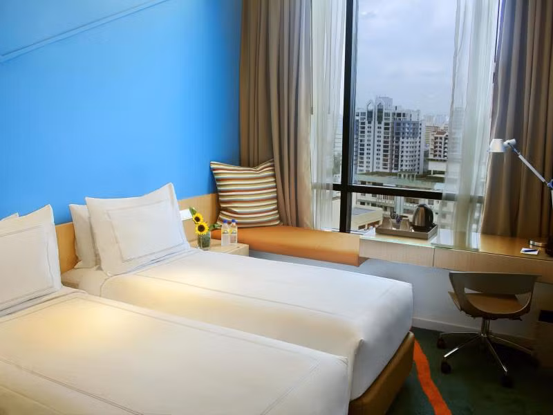 Days Hotel nằm ngay cạnh công viên Zhongshan nên cảnh quan xung quanh khu vực này cũng như tầm nhìn từ các phòng nghỉ đều tuyệt đẹp. Theo website của khách sạn, giá mỗi phòng đôi ở Days Hotel là 164 USD/đêm.