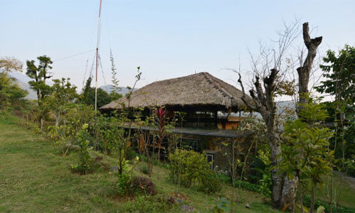 Ngôi nhà được thiết kế bởi kiến trúc sư Nguyễn Hồng Quang và hoàn thành năm 2014.