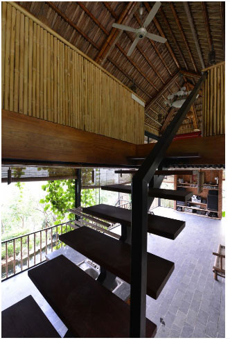 Dinh thự này có một tầng trệt và một tầng áp mái. Tầng trệt rộng khoảng 70 m2 gồm không gian sinh hoạt phòng ăn-nhà bếp, phòng tắm tiêu chuẩn.