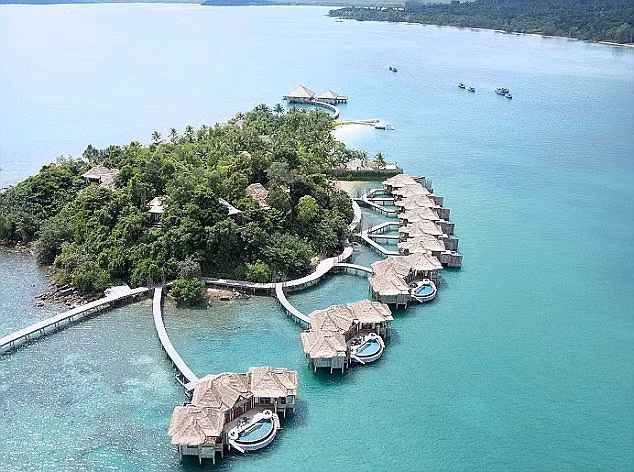 Song Saa là hòn đảo nghỉ mát tư nhân đầu tiên của Campuchia chứa khu nghỉ dưỡng 5 sao cùng tên. Cặp chủ nhân Rory và Melita Hunter (người Australia) đã bị mê hoặc bởi cảnh sắc của hòn đảo Song Saa nên họ đã mua lại bất động sản đẹp xinh này với giá 15.000 USD năm 2006.