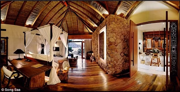 Song Saa, trong tiếng Khmer là "người yêu", là một nơi tuyệt vời cho cặp đôi muốn trải nghiệm tuần trăng mật ở khung cảnh địa đàng nhiệt đới, ngắm hoàng hôn biển đảo và những đêm đầy sao.