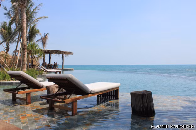 Du khách có thể lựa chọn giữa biệt thự trên mặt nước hoặc biệt thự trong rừng được xây dựng hoàn toàn bằng các vật liệu tự nhiên.