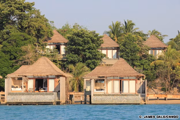 Biệt thự ở Song Saa sở hữu thiết kế đậm chất bản địa và nghệ thuật với các món đồ trang trí như thùng tre, đồ cổ được bày biện khéo léo. Hầu như cả giường ngủ và bồn tắm tại các biệt thự đều có tầm nhìn hướng ra biển.