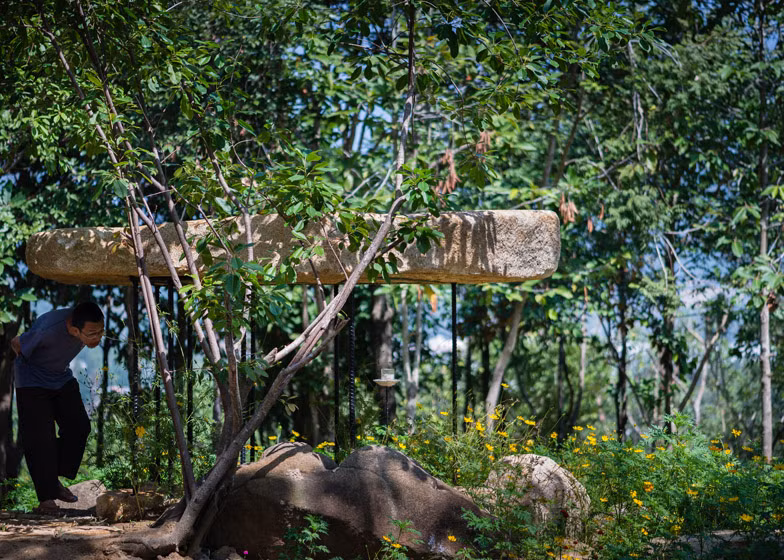 Kiến trúc mái đá trong công viên của a21studio nhằm hướng tới việc tạo ra nơi tu thiền kết nối nhiều hơn với môi trường thiên nhiên thay cho các ngôi chùa lớn.