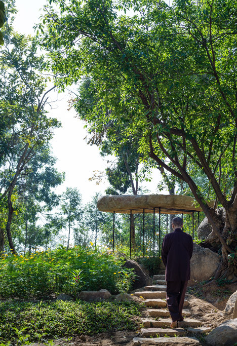 Công trình mái đá rộng 2,3m, dài 3m, gồm một phiến đá granite gắn trên các trụ cột làm từ những thanh cốt thép xoắn.