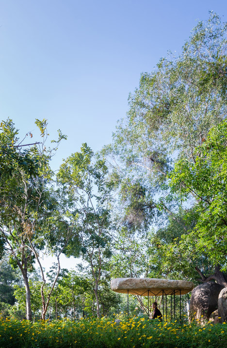 Xung quanh kiến trúc mái đá là cỏ cây hoa lá tươi tốt, tạo không gian tu thiền thanh tịnh.