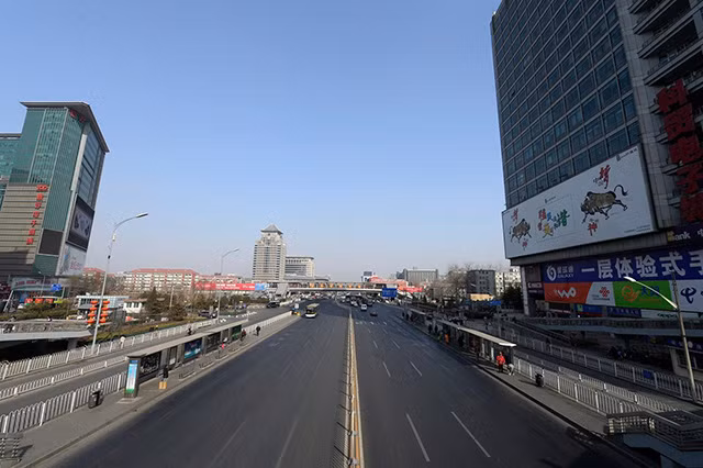 Vốn nổi tiếng là thành phố giao thông tắc nghẽn thứ hai ở Trung Quốc nhưng những ngày cận kề Tết cổ truyền, Bắc Kinh lại trở nên hoang vắng lạ thường giống như một "thành phố ma".