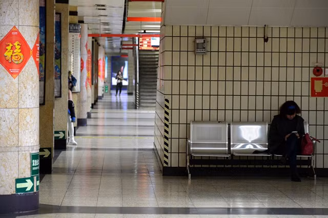 Khung cảnh vắng lặng tại trạm ga tàu điện.