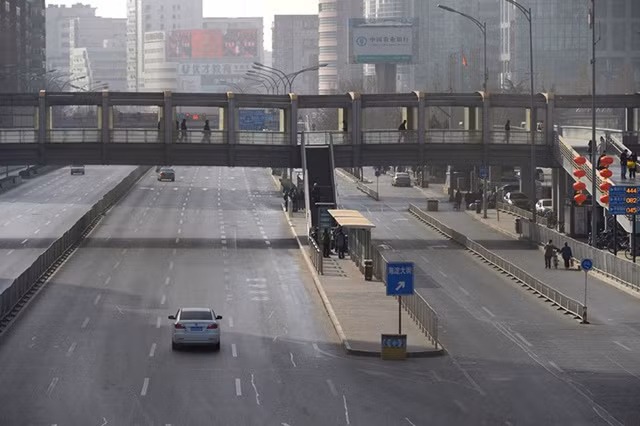 Chỉ sau ngày hôm qua (16/2), các đường phố hầu như chỉ còn vài phương tiện lưu thông trên đường bởi mọi người đã đổ dồn về quê sum họp cùng gia đình ngày Tết.