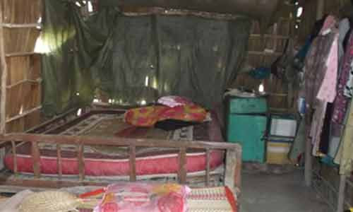 Ngôi nhà của bà lão tội nghiệp do người dân góp tiền dựng lên.