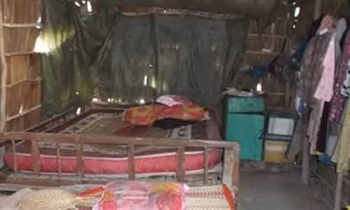 Ngôi nhà của bà lão tội nghiệp do người dân góp tiền dựng lên.