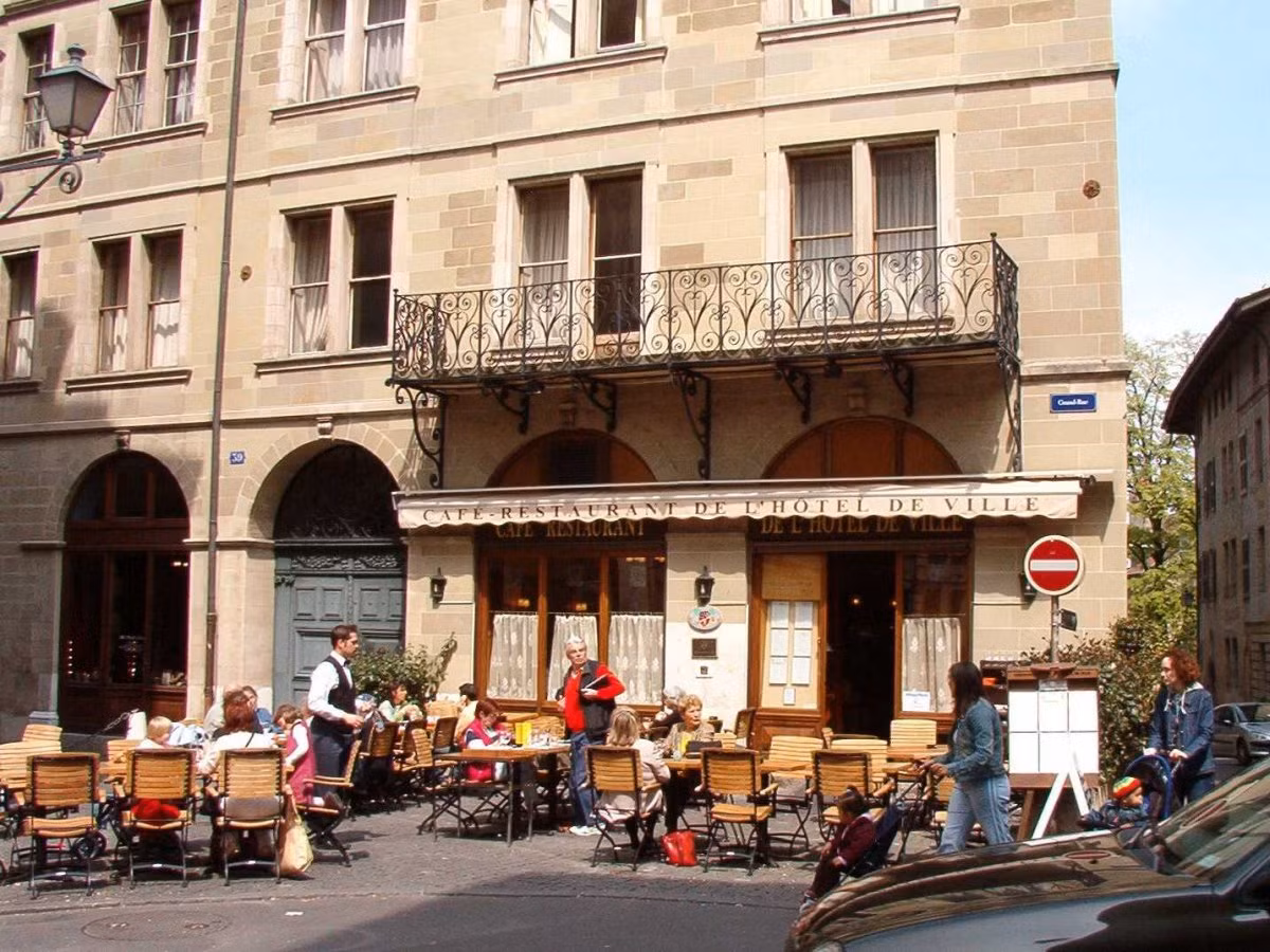 Thành phố ăn uống tại khách sạn đắt đỏ nhất thế giới chính là Geneva, Thụy Sĩ. Nơi đây có chi phí ăn uống tại khách sạn trung bình hàng ngày là 86,71 USD (gần 1,9 triệu đồng). Chi phí ăn uống này được tính theo giá trung bình của các loại đồ ăn uống được phục vụ trong khách sạn một ngày, gồm có hamburger, khoai tây chiên, sô đa, 1 tách cà phê và 1 ly rượu vang đỏ.