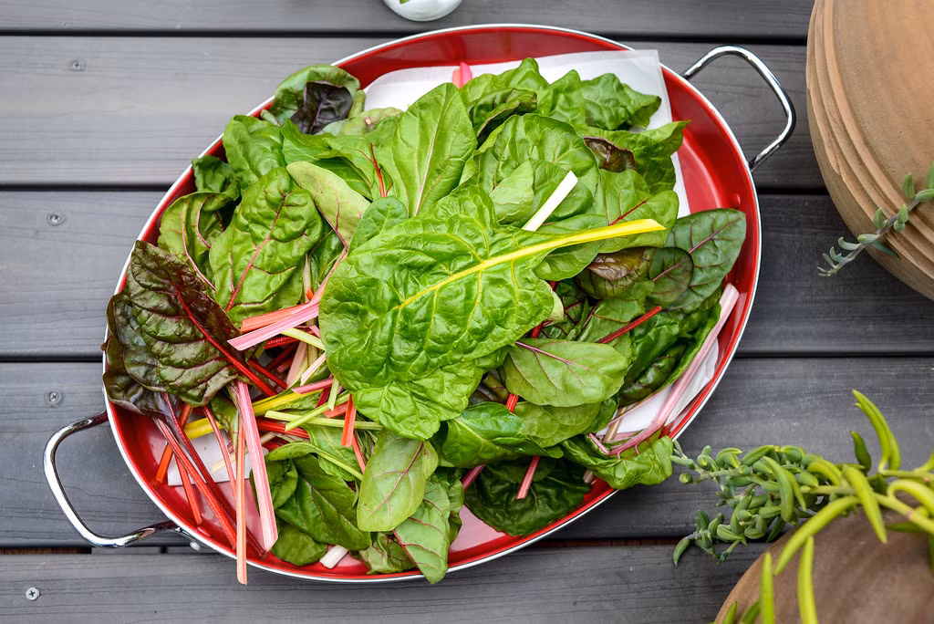 Những rổ rau xanh tươi sẽ được dùng để chế biến món ăn phục vụ thực khách của nhà hàng.