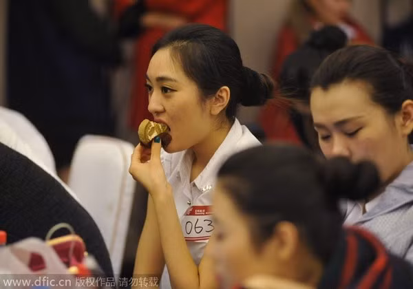 Thí sinh mang số báo danh 063 là một trong số những cô gái có ngoại hình xinh xắn trong hội chợ tuyển dụng.