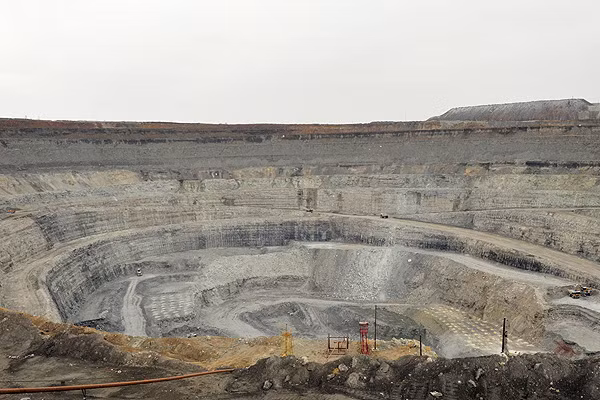 10. Botuobinskaya (Nga): Một trong những mỏ kim cương lớn nhất và nổi tiếng nhất trên thế giới là mỏ Botoubinskaya trong khu vực Yakutia của Nga.