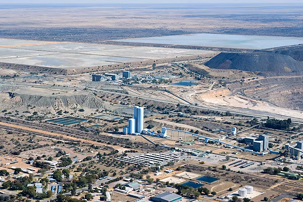 8. Jwaneng (châu Phi): Một mỏ kim cương lớn ở Botswana là Jwaneng, bắt đầu hoạt động vào năm 1982 và được khai thác bởi Công ty De Beers và Chính phủ Botswana.