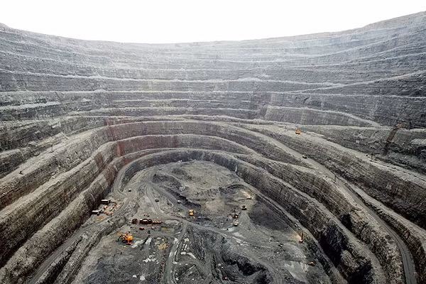 2. Mỏ kim cương Udachny của Nga đã được chuyển từ mỏ lộ thiên sang khai thác ngầm.