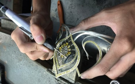 Đánh bóng, một công đoạn rất quan trọng trong chế tác nữ trang cũng được ứng dụng trong chế tác vương miện.